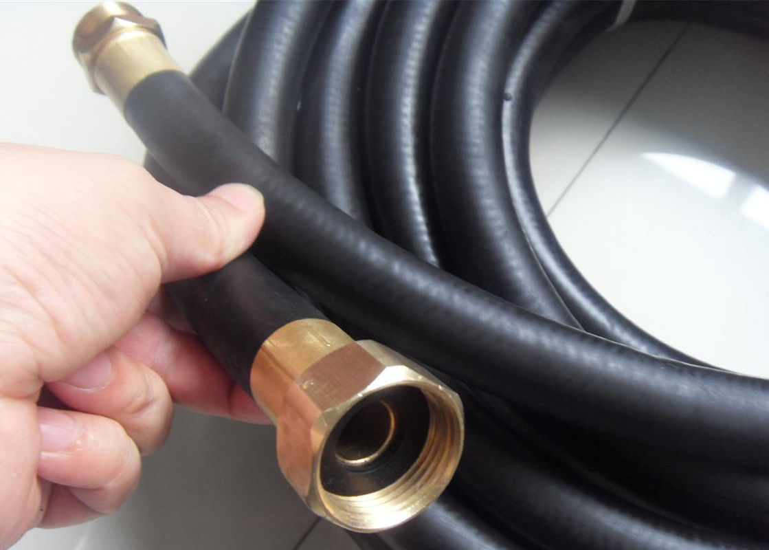 Tubo flessibile resistente di gomma nero dell'acqua del grado commerciale dell'appaltatore con i montaggi d'ottone
